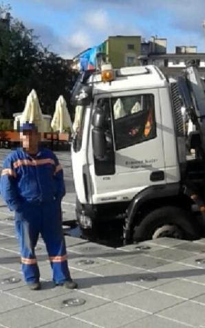 Fontanna i po fontannie… Ciężarówka najechała na płytki!