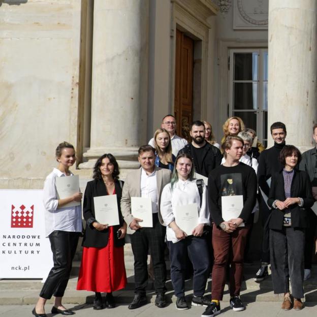 XX edycja programu stypendialnego „Gaude Polonia 2021” rozstrzygnięta!  We wszystkich dotychczasowych edycjach przyznano 816 stypendiów dla twórców z Albanii, Armenii, Białorusi, Bułgarii, Gruzji, Kazachstanu, Macedonii, Mołdawii, Rosji, Serbii i Ukrainy