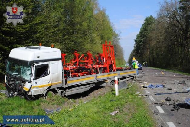 Zginął uderzając w dwie ciężarówki!